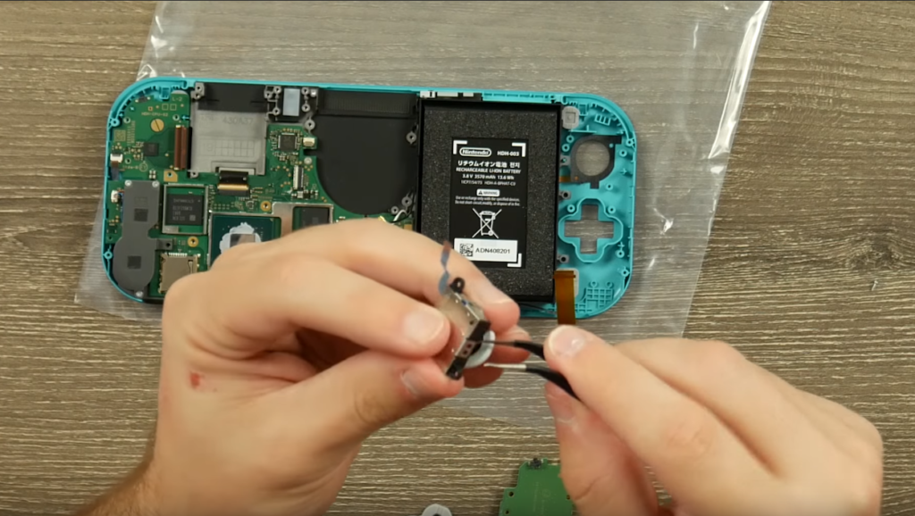 Switch Lite拆机发现任天堂并没有更换漂移摇杆组件 lite还剩什么是好的！