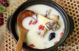 浓白色羊肉汤骨头汤里白色的主要成分是什么