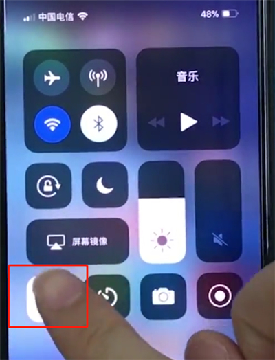 iphonexs中使用手电筒的详细操作流程