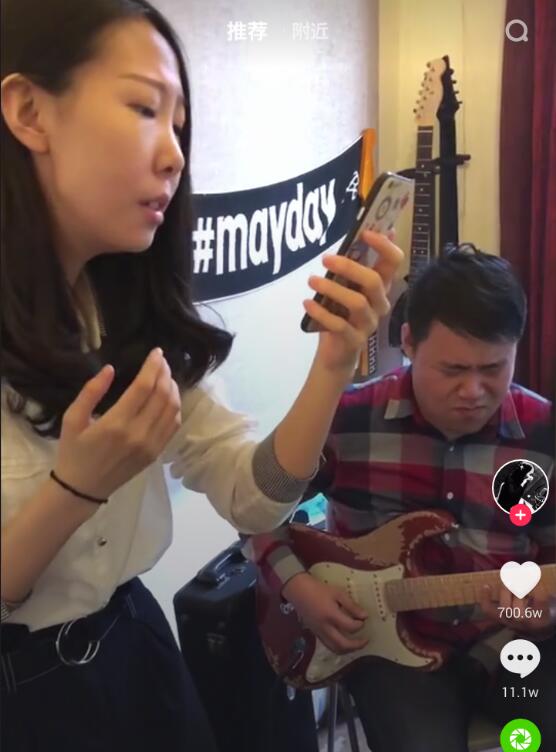 抖音歌词红的绿的白的什么歌？