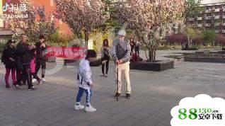 抖音里大爷和小朋友PK街舞的背景音乐是什么？