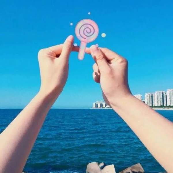 抖音超火情侣拍照新手势：爱心手势图片