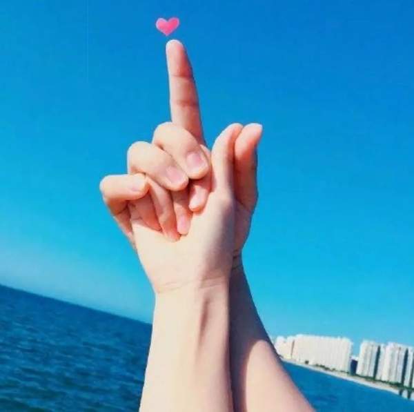 抖音超火情侣拍照新手势：爱心手势图片