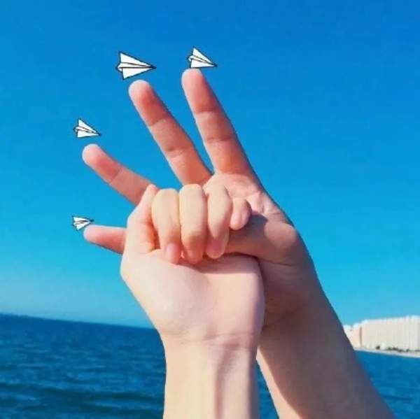 抖音超火情侣拍照新手势：爱心手势图片
