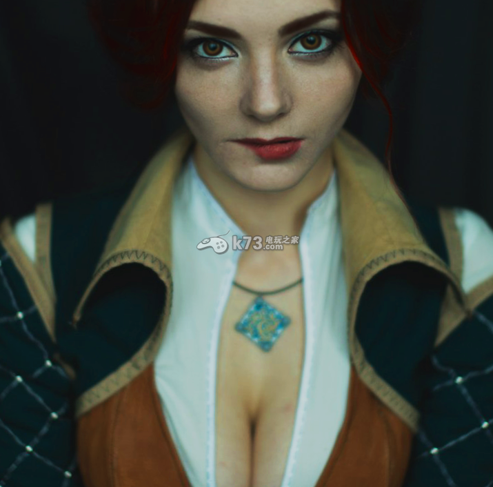 ⁄