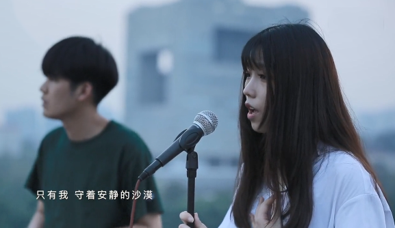 抖音只有我看着别人的快乐是什么歌？谁唱的