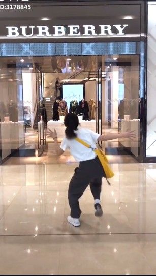 抖音我可以抱你吗Burberry是什么歌？抖音我可以抱你吗Burberry歌曲分享图片2