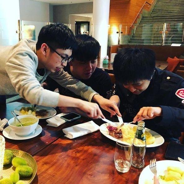 2018英雄联盟MSI季中赛花絮：KZ和FW在吃上都异常讲究！