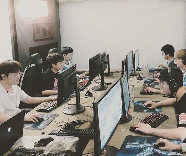 2018英雄联盟MSI季中赛花絮：KZ和FW在吃上都异常讲究！