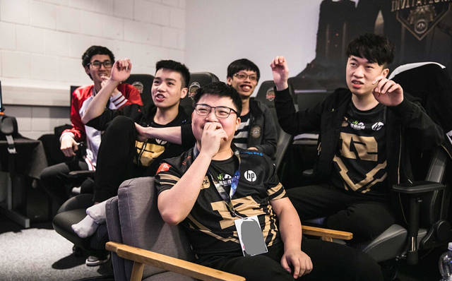 LOL：原来RNG不止Uzi一个人有伤，网友曝光小明身上也浑身是伤